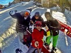 Caio Castro faz snowboarding com amigos em viagem