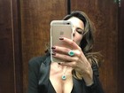 Luciana Gimenez posa decotada para selfie