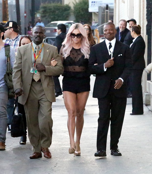 X17 - Kesha depois de participar de programa de televisão em Los Angeles, nos Estados Unidos (Foto: X17online/ Agência)