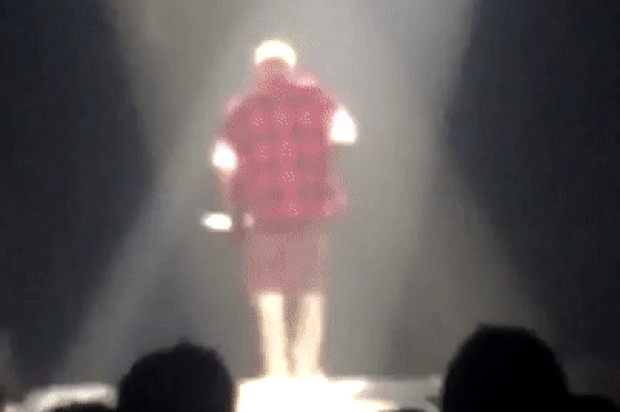 Justin Bieber caindo do palco (Foto: Reprodução/ Twitter)