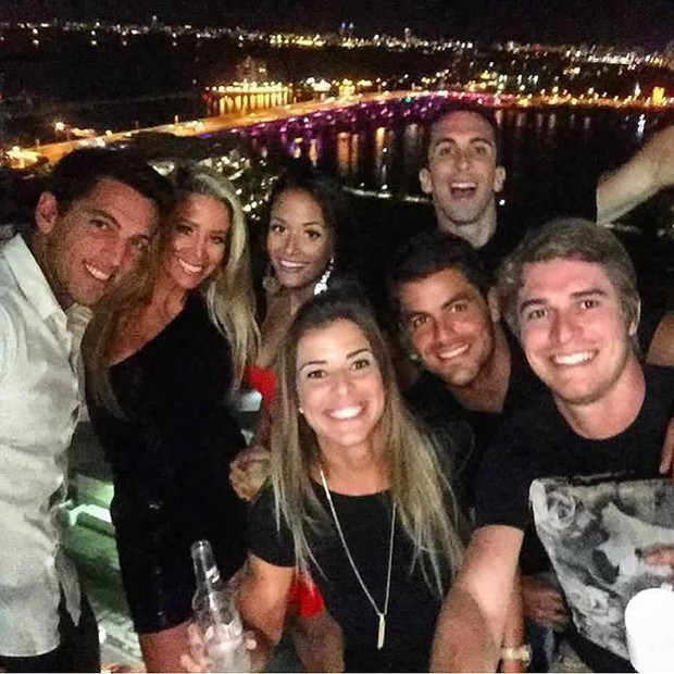Danielle Winits e Amaury Nunes com amigos (Foto: Instagram / Reprodução)