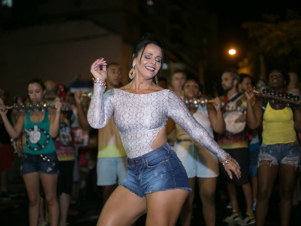 Viviane Araújo em ensaio de rua do Salgueiro, na Zona Norte do Rio (Foto: Alex Nunes/ Divulgação)