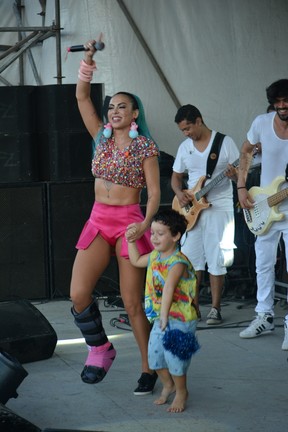 Crianças invadem palco de Alinne Rosa em baile infantil (Foto: Felipe Souto Maior/Divulgação)