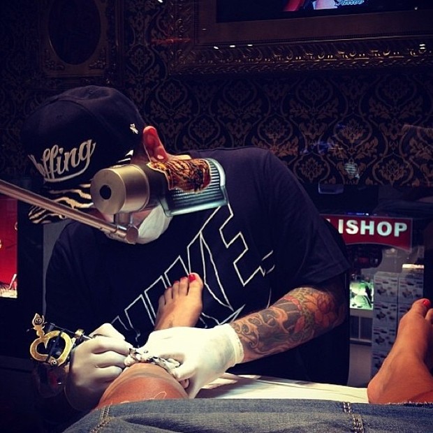 Rafaella, irmã de Neymar, faz tattoo (Foto: Instagram / Reprodução)