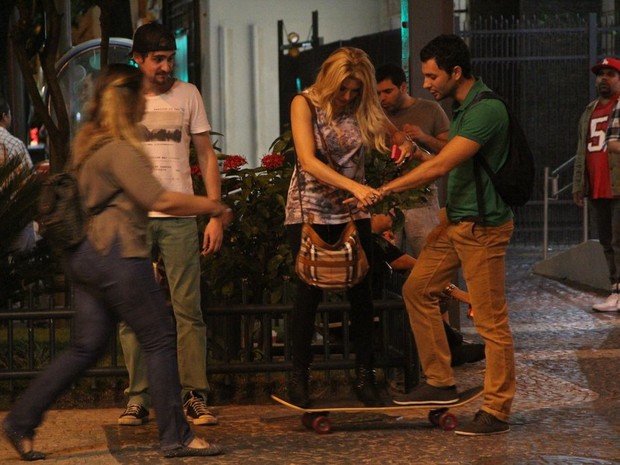 Antônia Fontenelle anda de skate na Zona Sul no Rio (Foto: Rodrigo dos Anjos/ Ag. News)