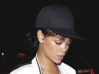 Sem sutiã, Rihanna sai para jantar na Califórnia