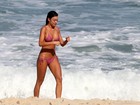 Thaila Ayala, Sophie Charlotte e Paulo Vilhena aproveitam tempo bom no Rio e vão à praia