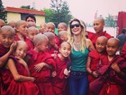Glória Maria posta foto de Amora Mautner com nepaleses e faz elogios