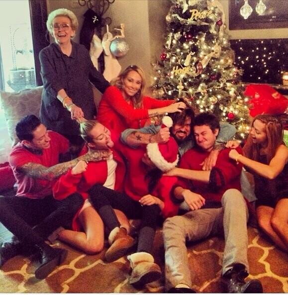 Miley Cyrus com a família (Foto: Twitter/ Reprodução)