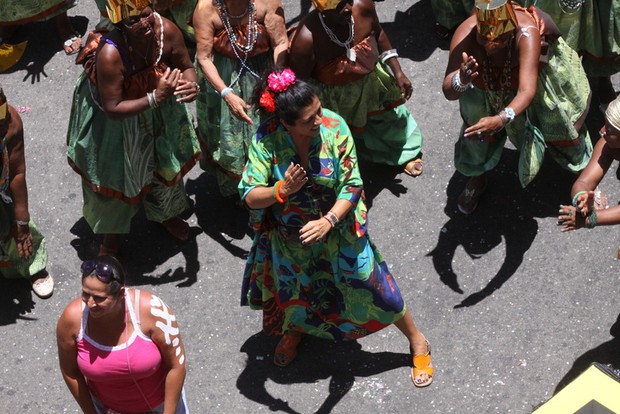 Regina Casé em bloco de Carlinhos Brown em Salvador (Foto: Fábio Martins/AgNews)