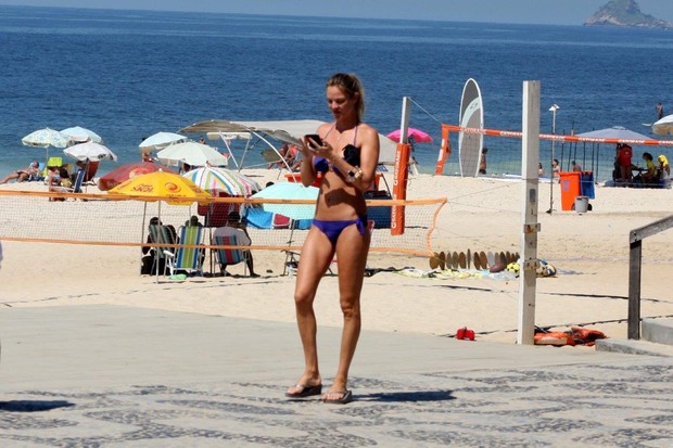 Letícia Birkheuer na praia (Foto: JC Pereira/AgNews)