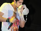Luan Santana cheira sutiã e confere calcinha jogados por fãs no palco