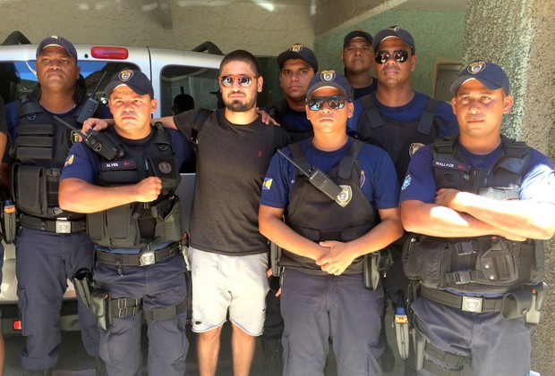 Artistas precisam da ajuda da policia em partida de futebol  (Foto: Cleomir Tavares / Divulgação)