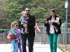 Jennifer Garner e Ben Affleck passeiam com filhos em parque