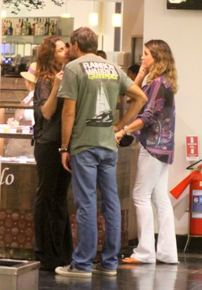 Giovanna Antonelli e marido, Leonardo Nogueira, em shopping no Rio (Foto: Daniel Delmiro/ Ag. News)