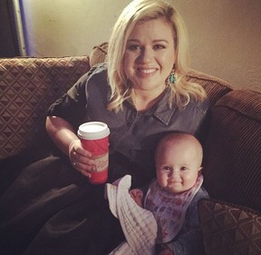 Kelly Clarkson com a filha de poucos meses  (Foto: Instagram/Reprodução)