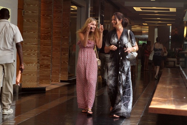 Yasmin Brunet e Luiza Brunet em shopping no Rio (Foto: Daniel Delmiro/ Ag. News)