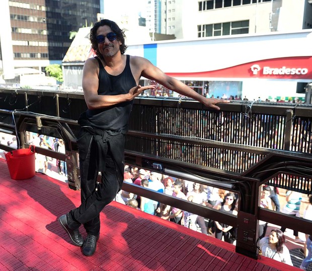 Naveen Andrews, o Sayid da série Lost, na parada Gay (Foto: Francisco Cepeda/AGNews-SP)