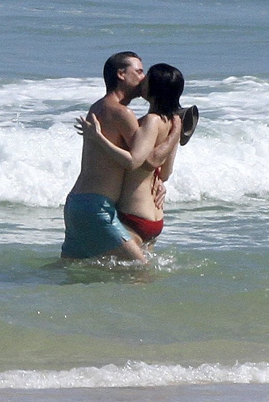  Fernanda Torres com o marido na praia da Barra (Foto: Marcos Ferreira / photo rio news)