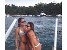 Filha de Romário curte passeio de barco com amiga