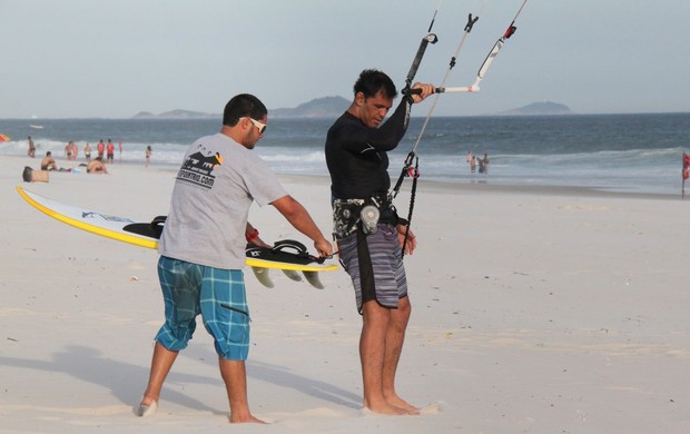 Rodrigo Minotauro faz aula de kite surf na Barra (Foto: Gabriel Rangel / AgNews)
