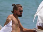 Leonardo DiCaprio exibe barriguinha em ida à praia