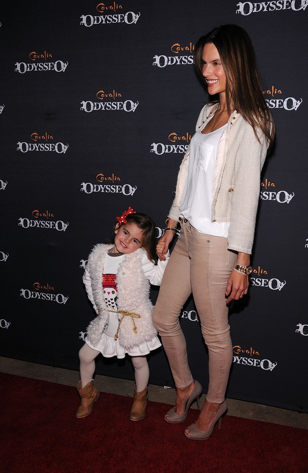 Alessandra Ambrósio com a filha Anja em première de espetáculo na Califórnia, nos Estados Unidos (Foto: Michael Tullberg/ Getty Images)
