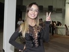 ‘Emocionada com o assédio’, dispara Leticia com vestido curto em show