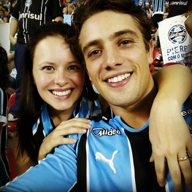 Rafael Cardoso com a namorada, Mariana Bridi, no estádio do Engenhão, no Rio (Foto: Instagram/ Reprodução)