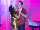 Anitta dança coladinha com Rogério Flausino em show