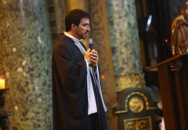 Padre Fábio de Melo na missa de sétimo dia de Paulo Goulart (Foto: Iwi Onodera / EGO)