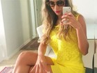 Ex-BBB Adriana faz selfie com vestido curto e pernas à mostra