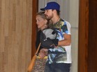 Sharon Stone e o namorado argentino deixam hotel em São Paulo