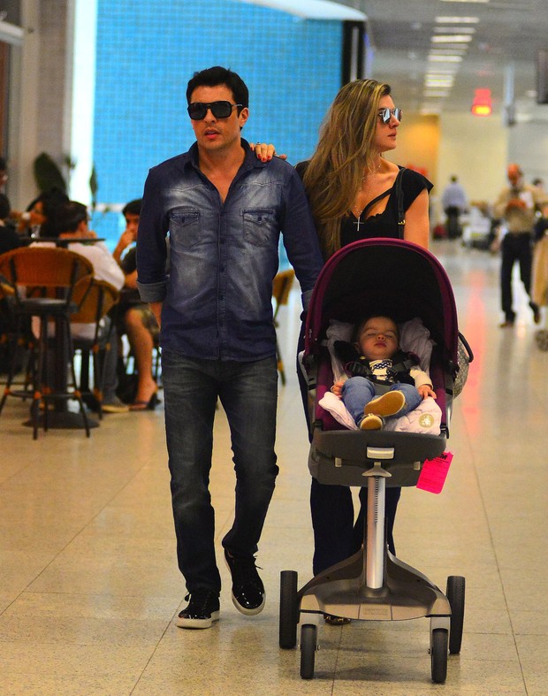 Wellington Muniz e Mirella Santos com a filha no aeroporto Santos Dumont (Foto: William Oda / AgNews)