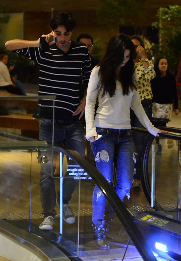 Sthefany Brito e o namorado em shopping no Rio (Foto: Henrique Oliveira / AgNews)