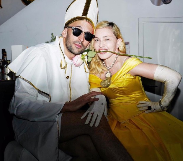 Madonna com amigo (Foto: Reprodução/Instagram)