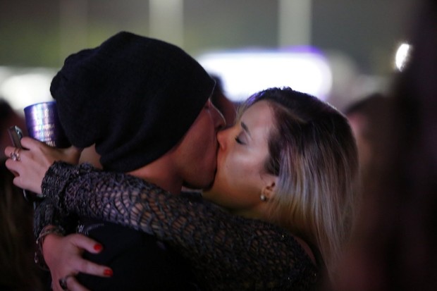 Rainer Cadete e namorada se beijam em show do Metallica (Foto: Marcos Serra Lima/EGO)