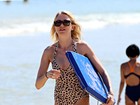 Naomi Watts curte praia em Sydney e deixa à mostra celulite no bumbum