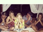 Bárbara Evans aparece 'meditando' em foto com amigos: 'Balada zen'