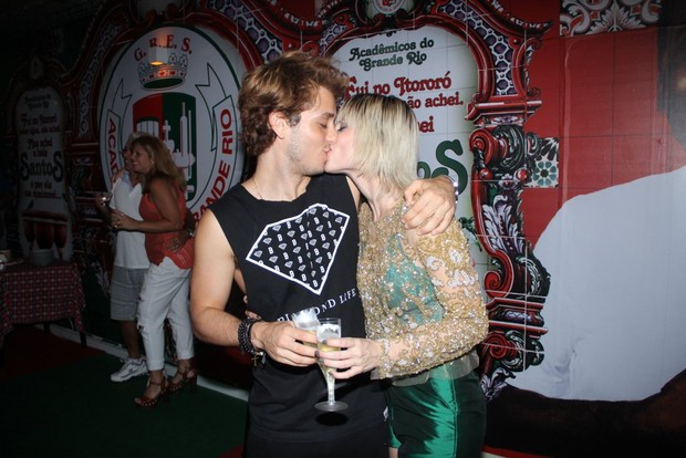 Julianne Trevisol troca beijos com namorado Christian (Foto: Rodrigo dos Anjos/Agnews)
