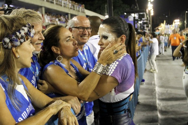 Cissa Guimarães impressionada com maquiagem de Cleo Pires (Foto: MARCOS FERREIRA /BRAZIL NEWS)