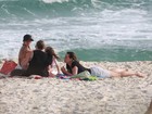Vanessa Lóes curte dia de sol com os filhos em praia do Rio