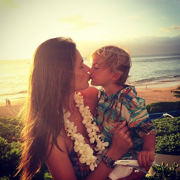 Alessandra Ambrósio com os filho Noah, no Havaí (Foto: Instagram/ Reprodução)