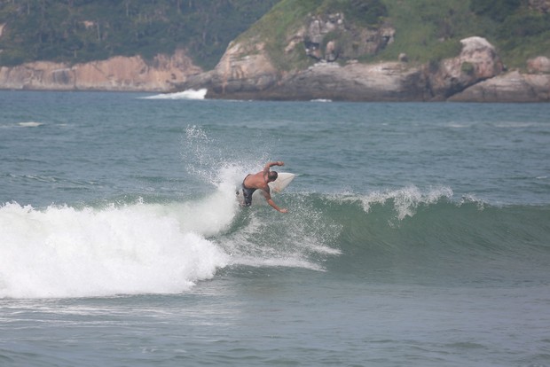 Paulo Vilhena surfa na Prainha (Foto: Dilson Silva / Agnews)