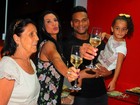 Scheila Carvalho comemora aniversário com o marido e a filha