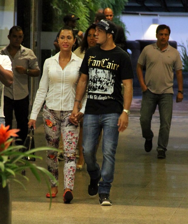 Belo e Gracyanne Barbosa passeiam em shopping do Rio (Foto: Marcus Pavão / AgNews)