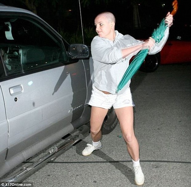 Britney Spears ataca fotógrafo com guarda-chuva (Foto: X17)