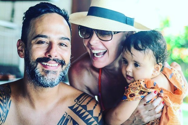 Carolina Ferraz com a filha e o marido (Foto: Reprodução/Instagram)