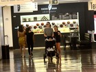 Carolina Kasting passeia com os filhos em shopping na Gávea