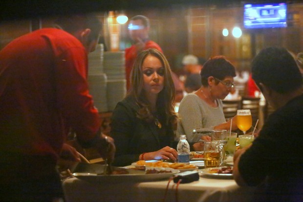 Gabriela Spanic janta com amigos no RJ (Foto: AgNews / AgNews)